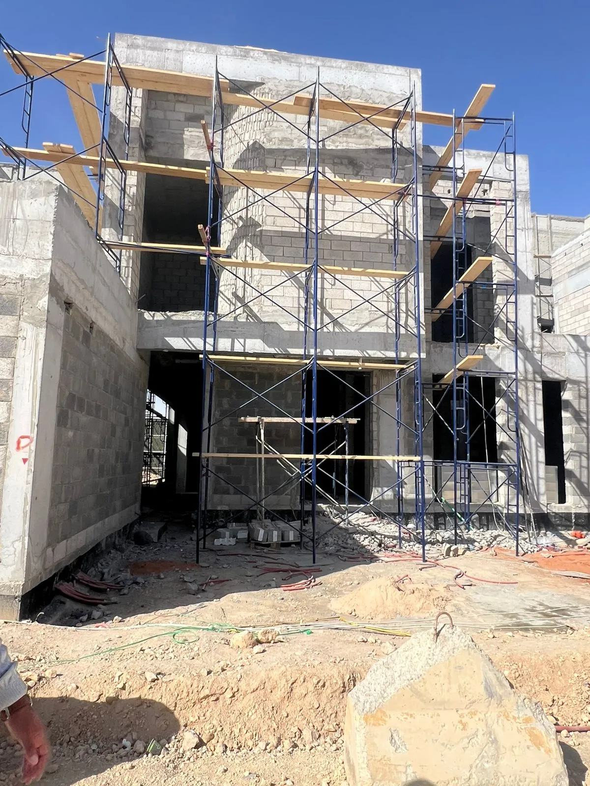 أعمال الهدم والترحيل — معدات وآليات ثقيلة